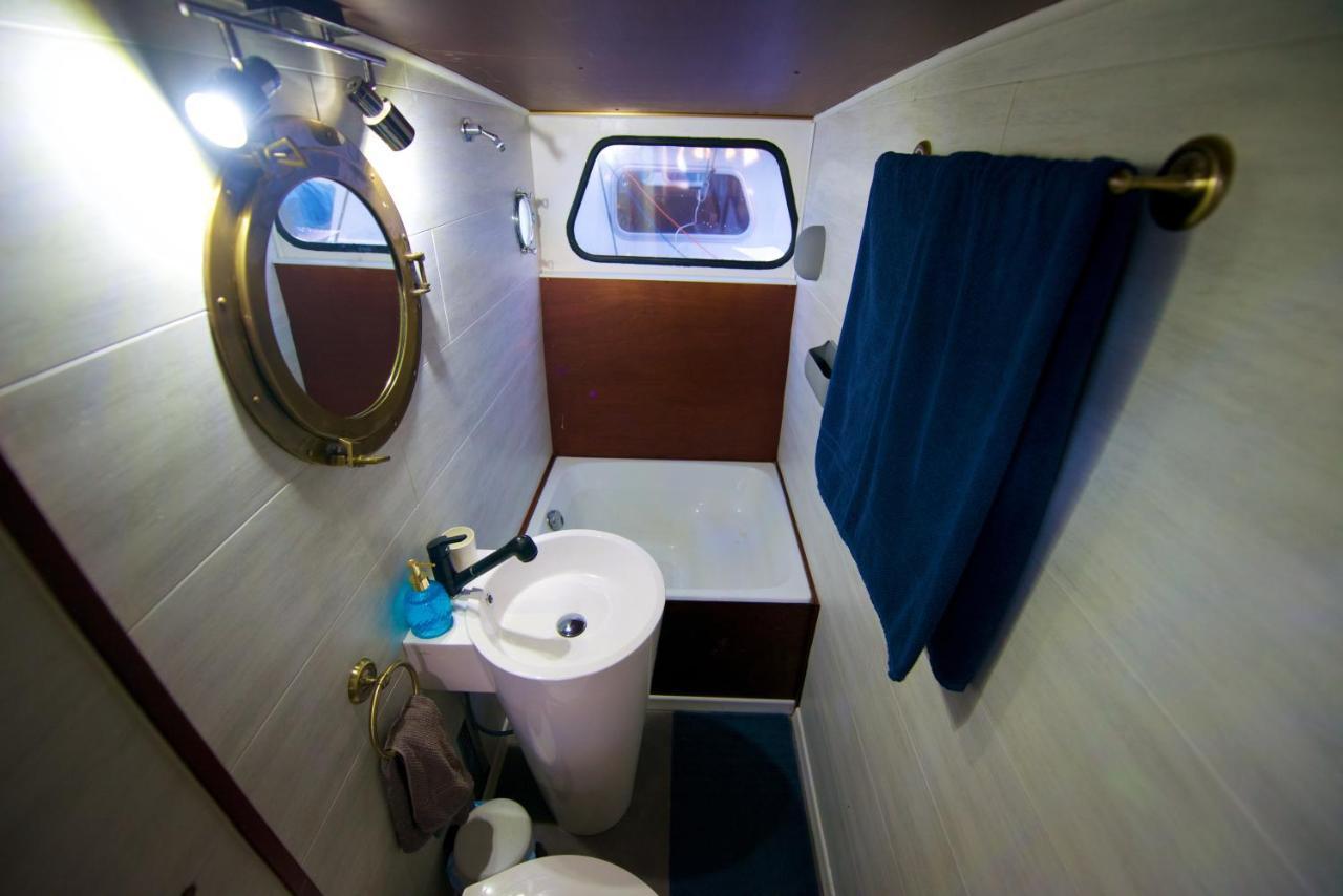 Homeboat-bateau Hotel en barco Ginebra